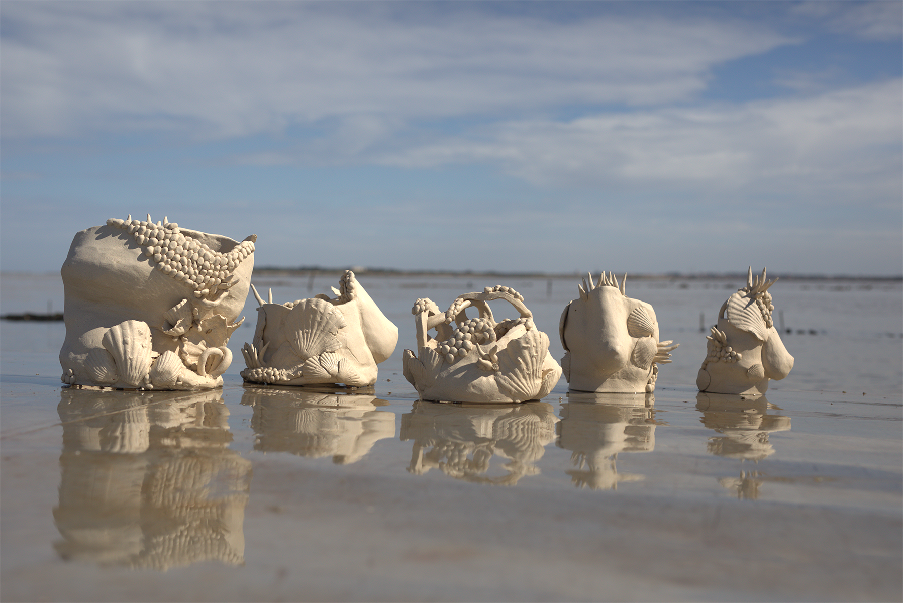 céramique blanche sur la plage, motif coquillage